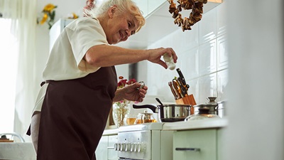 Persona mayor cocinando - adaptar la cocina a mayores